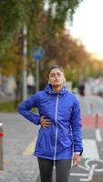 Frau joggt morgens durch die Stadt video