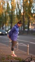 femme fait du jogging matinal à travers la ville video