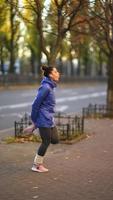 Frau joggt morgens durch die Stadt video