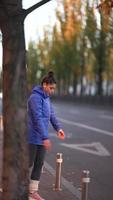 donna prende mattina jog attraverso il città video