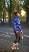 femme fait du jogging matinal à travers la ville video