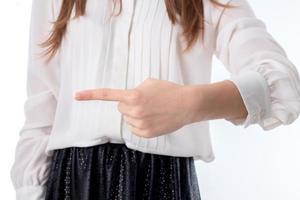 la chica tiró de su mano hacia un lado y muestra el dedo índice hacia el foto