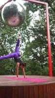 mujer realiza posturas de yoga y se estira en el escenario al aire libre video