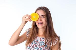 chica con rodajas de naranja en las manos foto