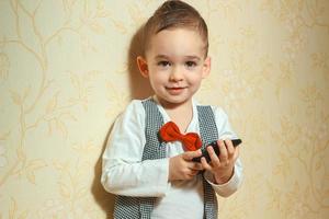 niño pequeño con pajarita sonriendo foto