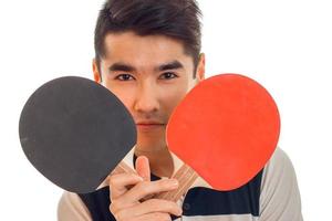 retrato de joven deportista guapo practicando ping-pong aislado de fondo blanco foto