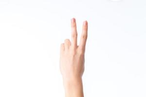 la mano femenina levantada y mostrando dos dedos está aislada en un fondo blanco foto