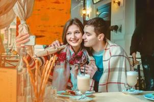 hermosa pareja enamorada hace selfie foto