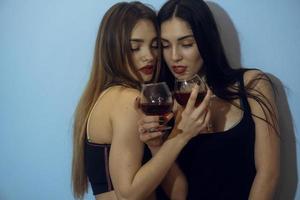 dos hermosas mujeres en estudio foto