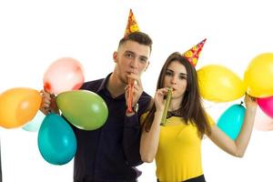 hermoso y elegante chico y chica se paran con globos y celebran el cumpleaños foto
