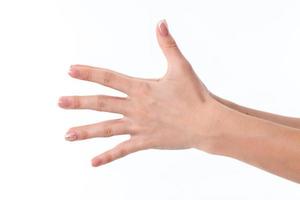 la mano femenina extendida hacia un lado y mostrando los cinco dedos está aislada en un fondo blanco foto