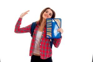 joven estudiante feliz con carpetas para cuadernos posando aislada de fondo blanco en el estudio foto