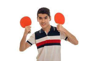joven y apuesto deportista practicando ping-pong aislado de fondo blanco foto
