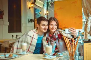 encantadora pareja enamorada hace selfie foto