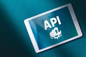 vista superior de la tableta digital con la palabra acrónimo api en pantalla y fondo verde azulado. copie el espacio concepto de internet y tecnología. negocio, programación, interfaz, aplicación y red. foto