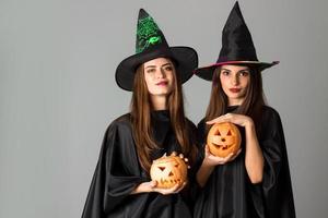 hermosas chicas en ropa de estilo halloween foto