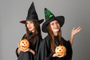 dos chicas jóvenes en estilo halloween foto