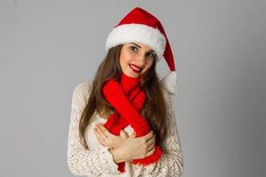 chica con sombrero de santa y bufanda roja foto