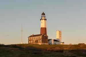 el faro de montauk point ubicado junto al parque estatal montauk point, en el punto más oriental de long island, en la aldea de montauk en la ciudad de east hampton en el condado de suffolk, nueva york. foto