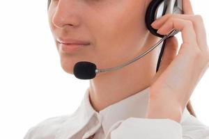 Cerca de labios de mujer de negocios con auriculares y micrófono aislado sobre fondo blanco. foto