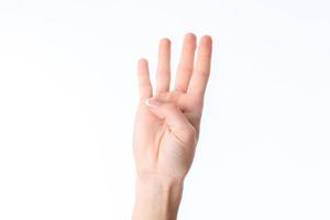 mano femenina estirada y mostrando cuatro dedos aislados en fondo blanco foto