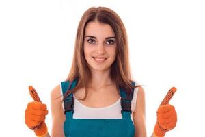 alegre joven constructora delgada hace renovaciones en guantes aislados en fondo blanco foto