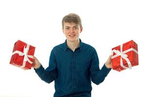 hermoso hombre con dos regalos rojos en sus manos foto