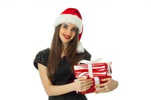 bella mujer con sombrero de santa con regalo rojo foto