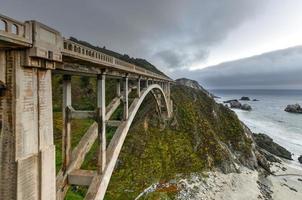 puente de rocky creek, puente de arco spandrel en california, big sur en el condado de monterey, estados unidos foto