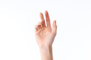mano femenina que muestra el gesto con las palmas hacia adelante, aislada en el fondo blanco foto