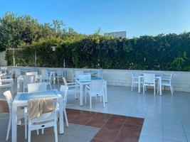 mesas y sillas en la calle en un bar, un café de verano en un hotel de vacaciones en un cálido y celestial resort de campo tropical oriental foto