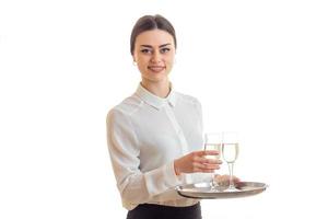 la joven camarera sonríe y guarda copas de vino foto