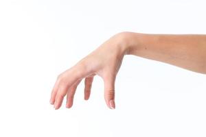mano femenina que muestra el gesto con la palma hacia abajo y los dedos separados