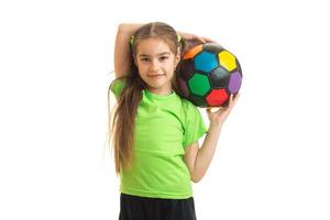 Cutie Little Girl con balón de fútbol multicolor en las manos foto