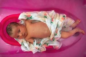 niña recién nacida por primera vez en el baño foto