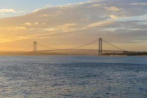 verrazano estrecha puente al atardecer foto