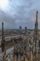 catedral de milán, duomo di milano, una de las iglesias más grandes del mundo, en la plaza piazza duomo en el centro de la ciudad de milán en italia. foto