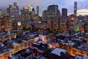 vista del horizonte de manhattan en la noche cuando se acerca el anochecer. foto