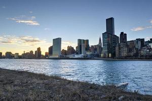 vista de manhattan desde la isla roosevelt foto