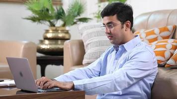 video di un' giovane indiano uomo utilizzando un' il computer portatile.