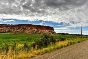 formaciones rocosas a lo largo de la carretera del cañón johnson en utah, estados unidos. foto