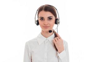 retrato de una hermosa morena trabajadora del centro de llamadas con auriculares y micrófono aislado en fondo blanco foto