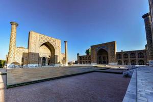 registan en la antigua ciudad de samarcanda en uzbekistán foto