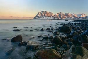 amanecer en la playa de utakleiv, islas lofoten, noruega en invierno. foto