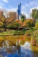 vista de central park south en la ciudad de nueva york en otoño. foto