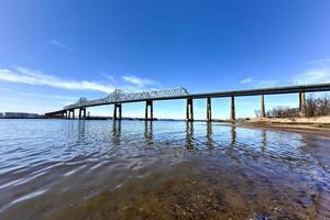 el cruce del puente exterior es un puente en voladizo que se extiende sobre Arthur Kill. el puente exterior, como se le suele llamar, conecta perth amboy, nueva jersey, con staten island, nueva york. foto