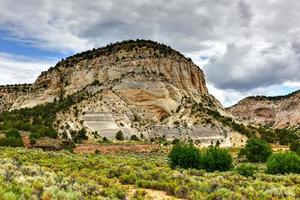 formaciones rocosas a lo largo de la carretera del cañón johnson en utah, estados unidos. foto
