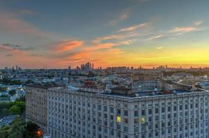 vista panorámica del horizonte de moscú durante la puesta de sol en rusia. foto