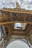 la icónica torre eiffel en parís, francia. foto