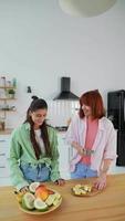 jong Dames in keuken snijden fruit video